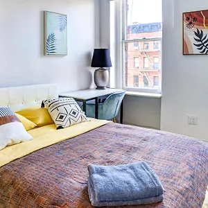 Apartment 3 Bedroom Gorgeous In Hells Kitchen, New York